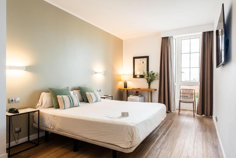 Double or Twin Room image 3