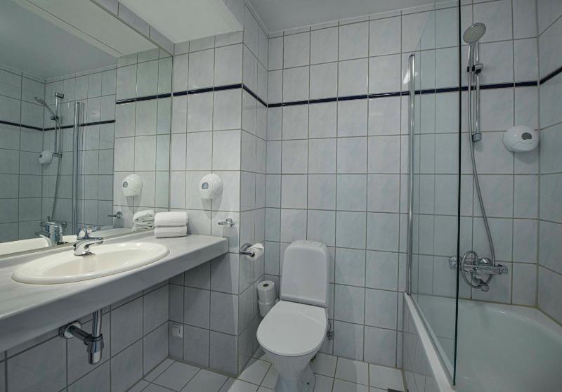 Double Room with Fjord View image 4