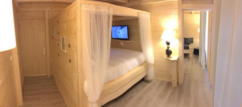 Romantic Suite with Spa Access and Mountain View image 2