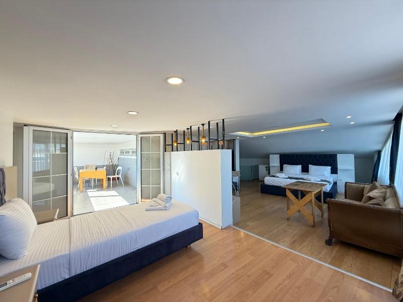 Triple Room with Terrace image 1