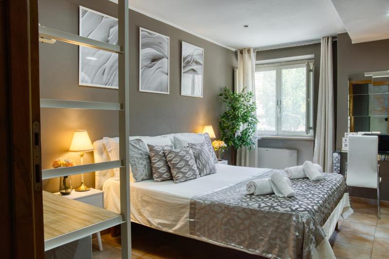 Deluxe Double Room image 3