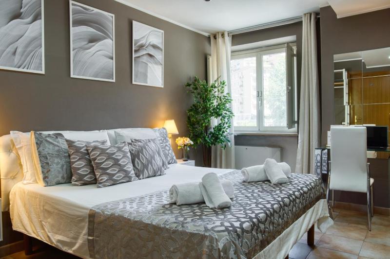 Deluxe Double Room image 2