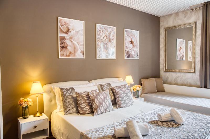 Deluxe Double Room image 3