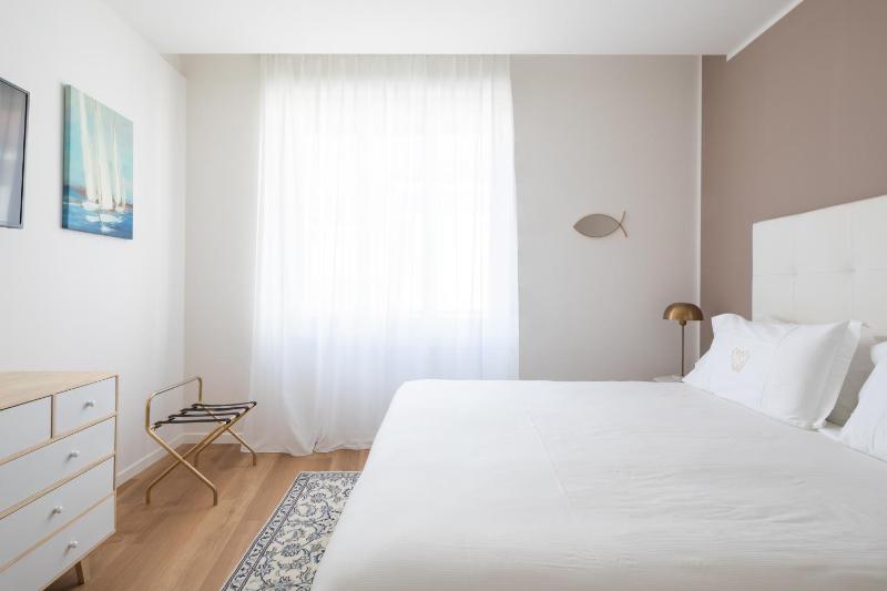 One-Bedroom Apartment image 4