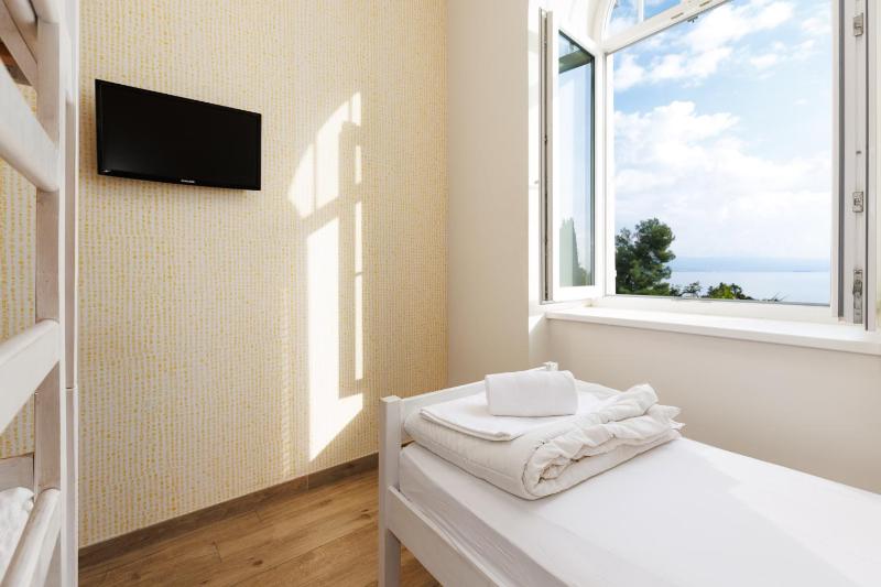 Triple Room with Sea View image 1