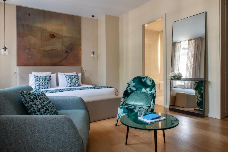 Deluxe Room image 3