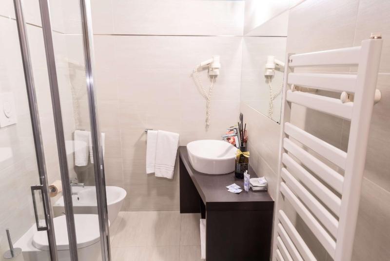 Business Single Room image 3