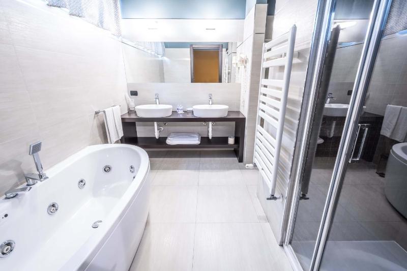 Double Room with Spa Bath image 4