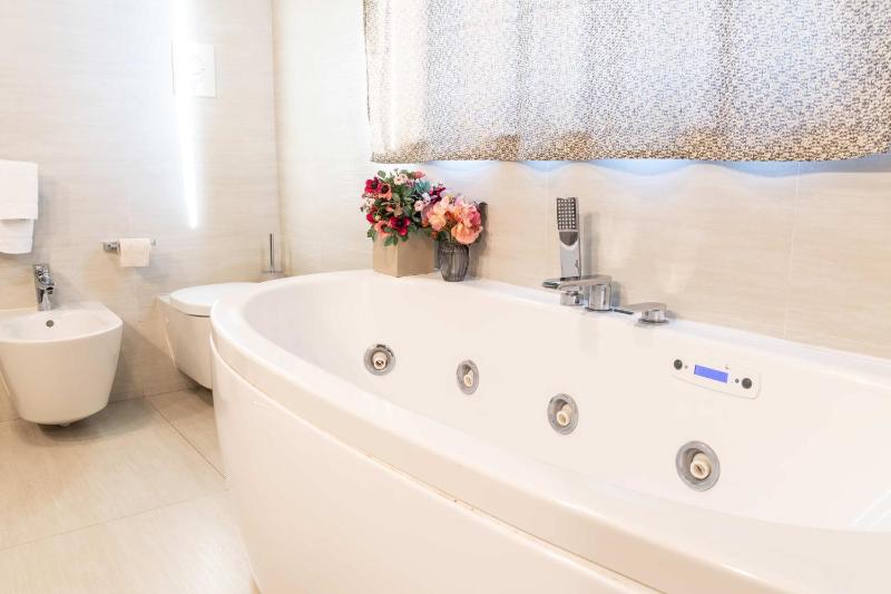 Double Room with Spa Bath image 3