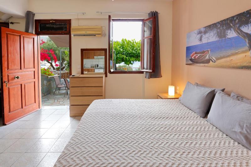 Studio with Sea View (3 Adults) image 3
