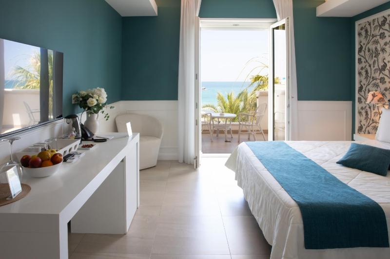 Deluxe Suite with Sea View image 3