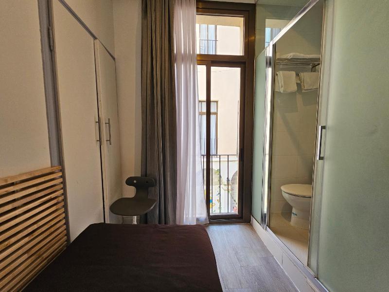 Single Room image 4
