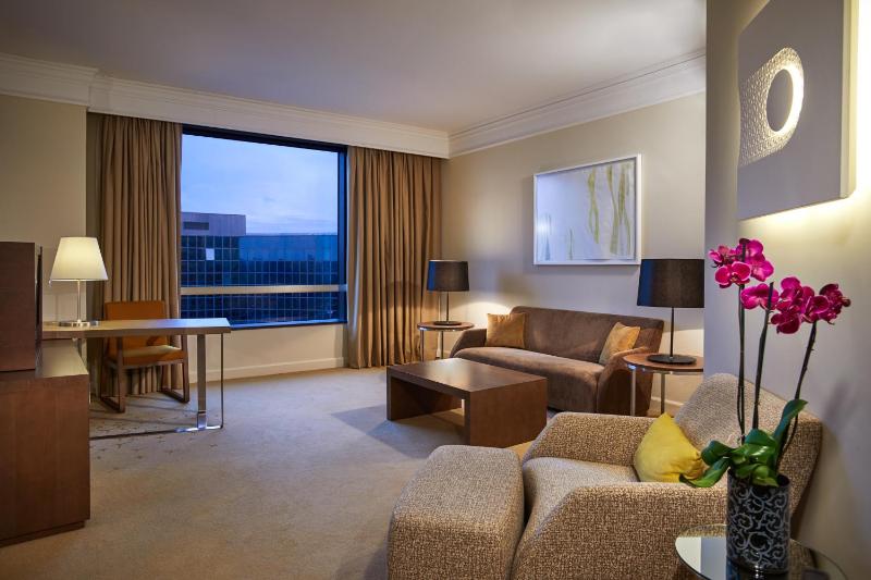 Deluxe King Room - Club Access image 3