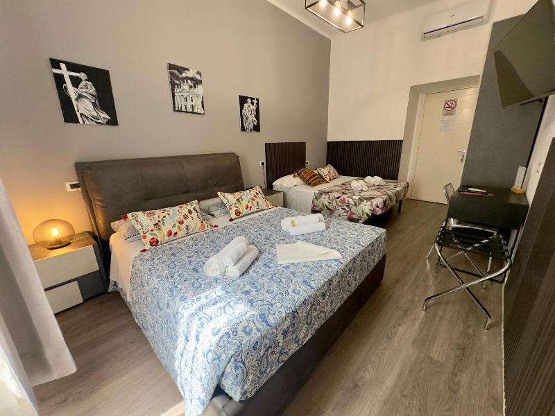 Quadruple Room with Private Bathroom image 3