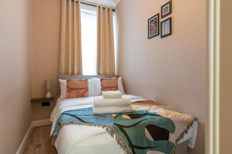 One-Bedroom Apartment image 4