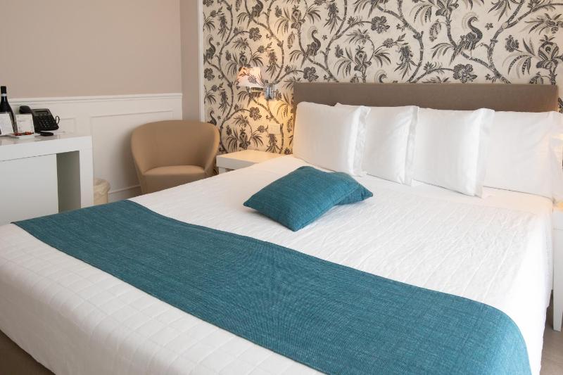 Double or Twin Room with Private Bathroom image 4