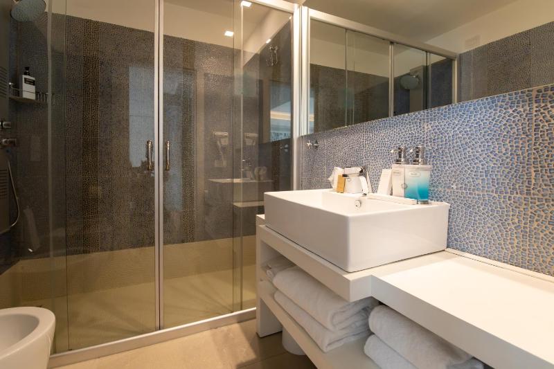 Deluxe Suite image 2