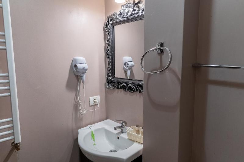Deluxe King Suite image 4