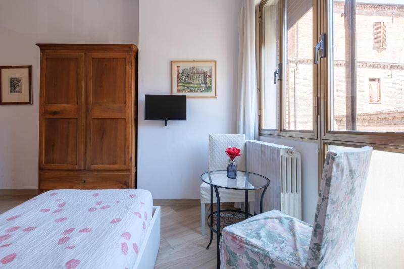 Twin Room with Private External Bathroom image 4