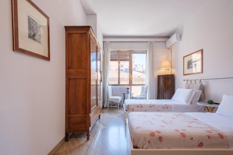 Twin Room with Private External Bathroom image 3