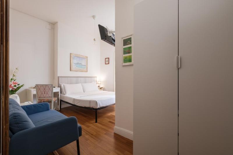 Standard Double Room image 3