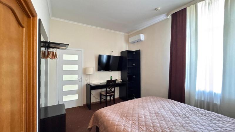 Basic Double Room image 3