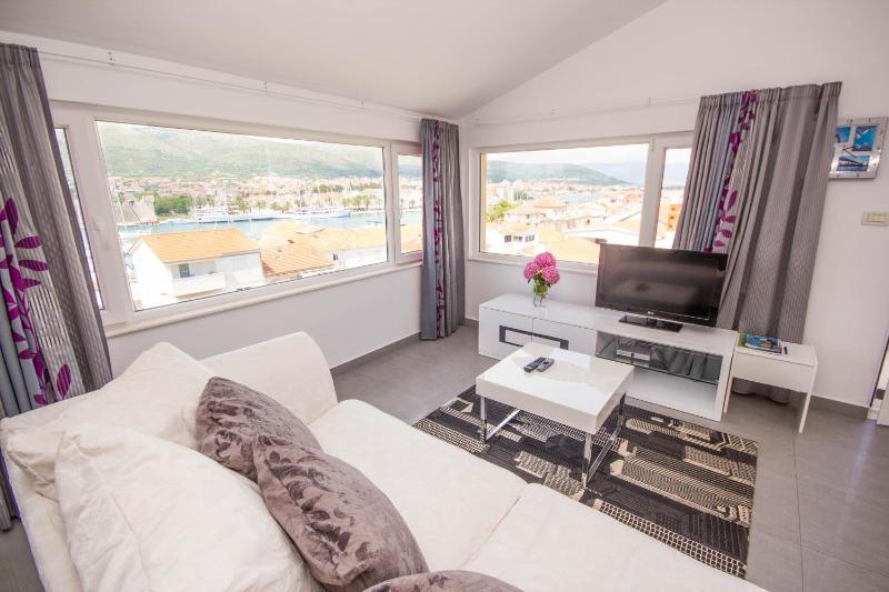 Luxury One-Bedroom Apartment with Sea View image 3