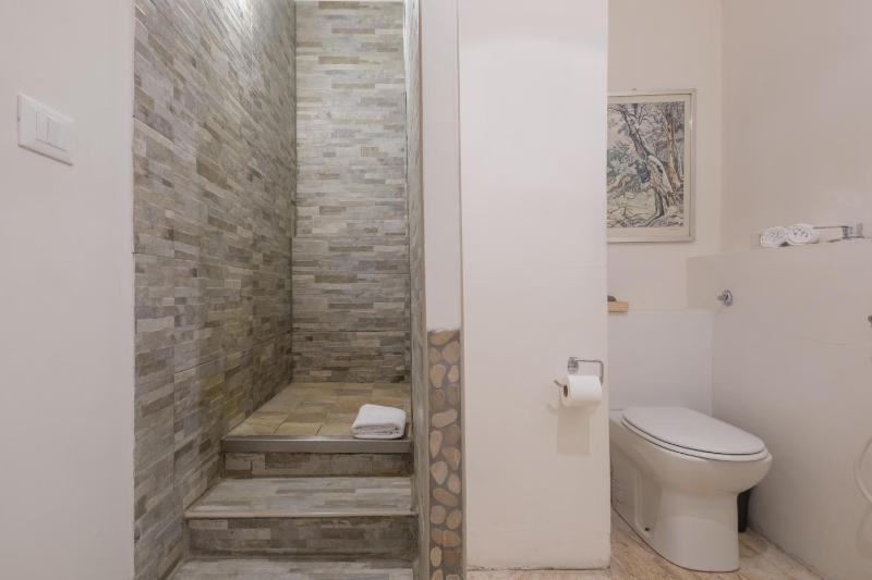 Standard Quadruple Room image 2