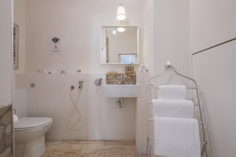 Standard Quadruple Room image 3