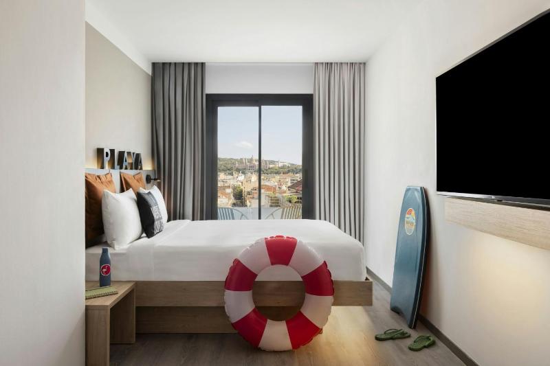 Moxy Queen Room with City View image 3