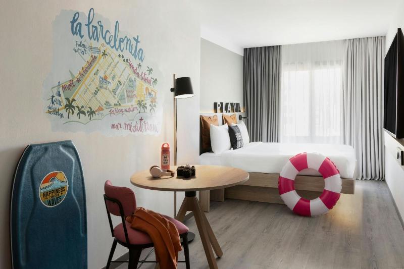 Moxy Queen Room with City View image 2