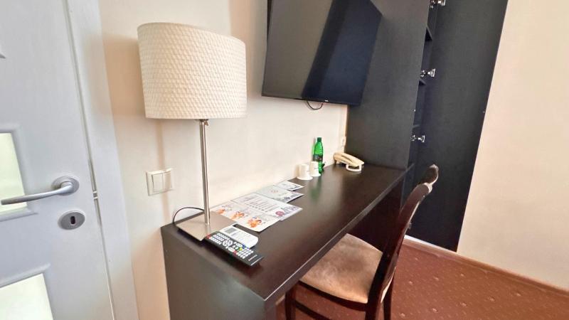 Basic Double Room image 2