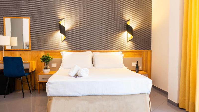 Double Room image 3