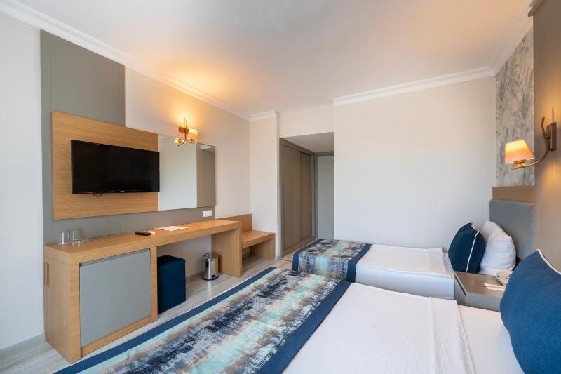 Standard Triple Room image 3