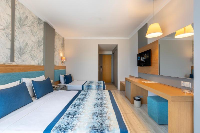 Standard Triple Room image 4