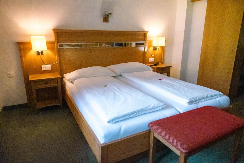 Standard Double Room image 4