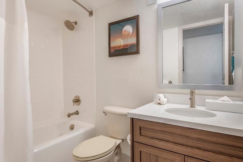 2 Bathrooms Condo image 1