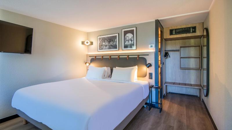 Superior Room - 1 King Bed image 1
