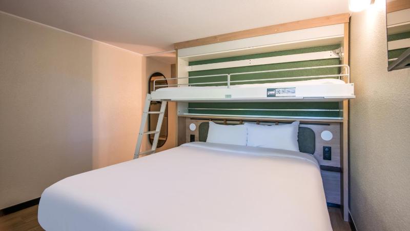 Standard Room - 1 Queen Bed 1 Bunk Bed image 3