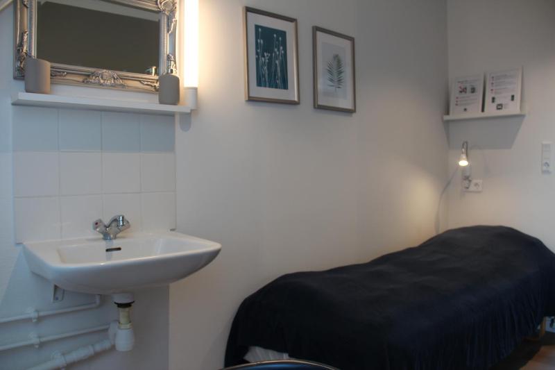 Single Room with Shared Shower and Toilet image 3