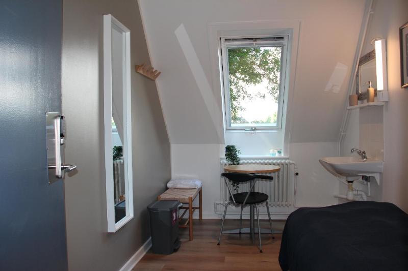 Single Room with Shared Shower and Toilet image 4