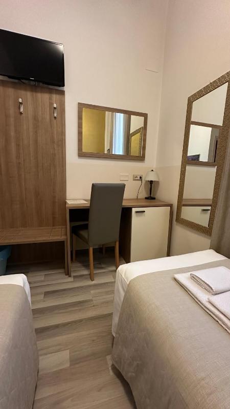 Twin Room image 4