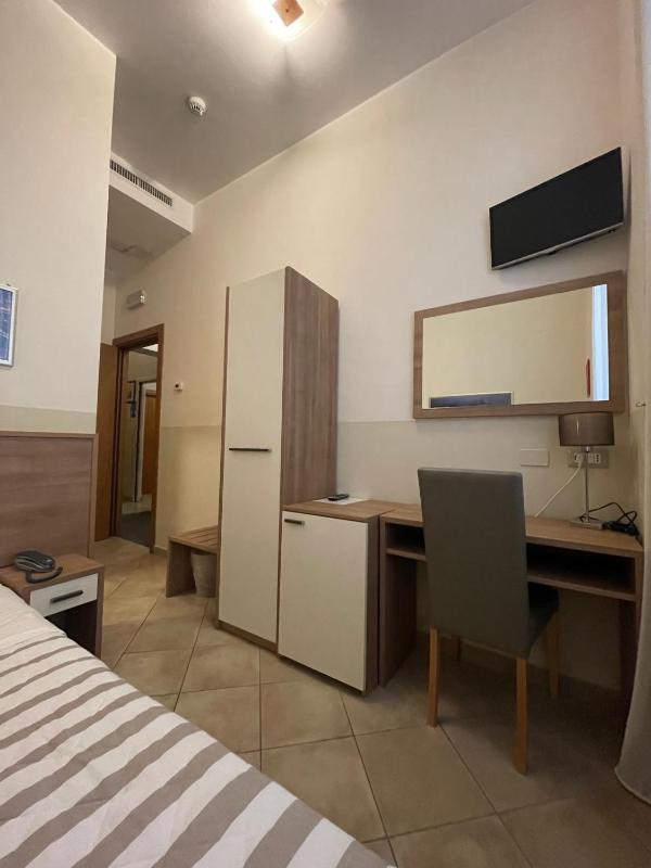 Single Room image 4