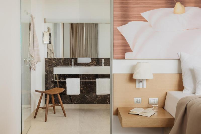 Suite with Garden View image 4