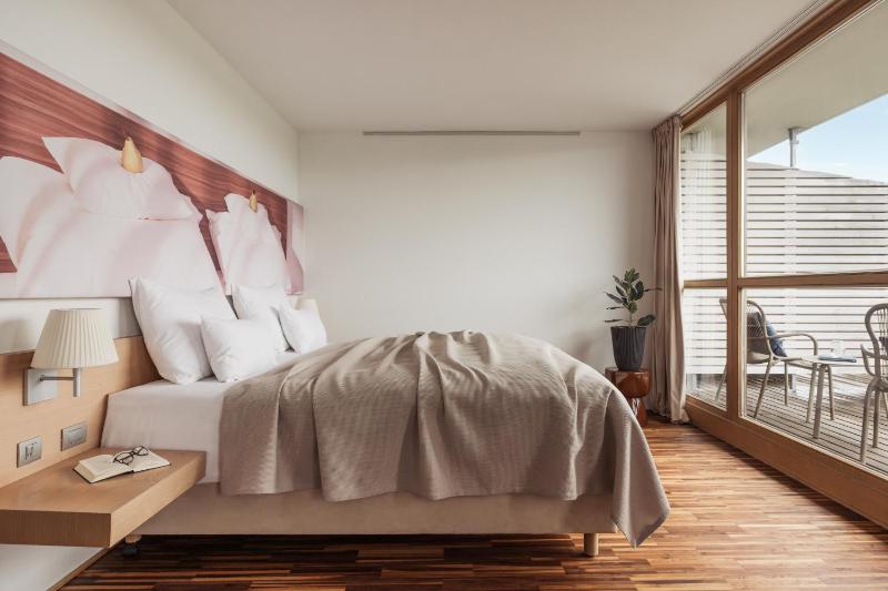 Suite with Garden View image 1