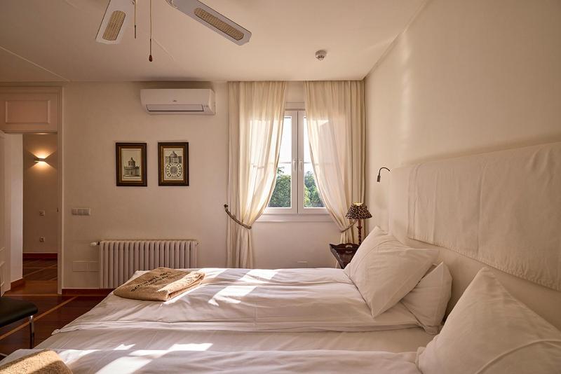 Deluxe Double Room image 4