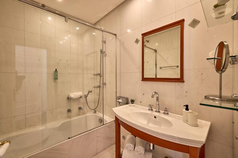 Deluxe Double Room image 2
