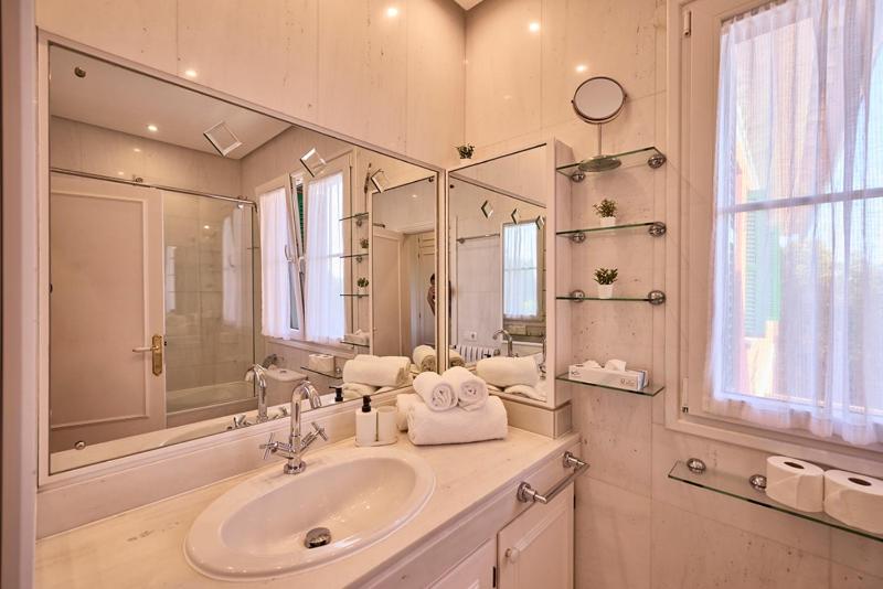 Large Double Room image 2