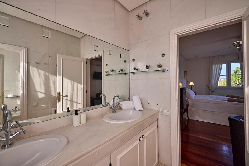 Double Room with Garden View image 3