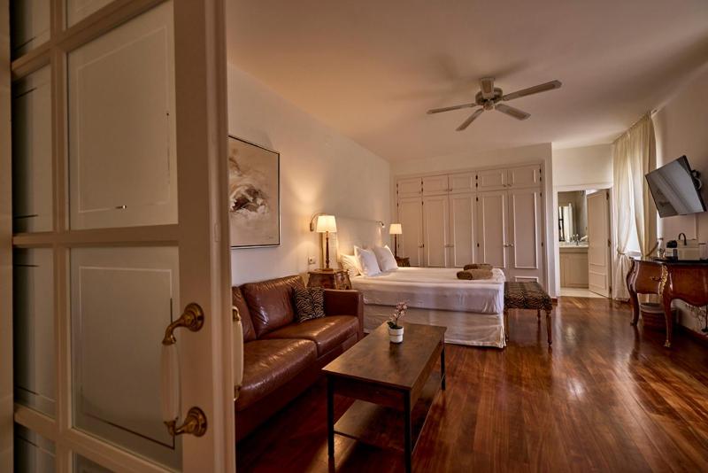 Deluxe King Room image 4